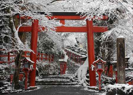 雪の貴船神社