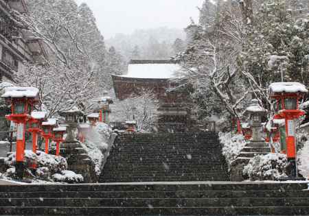 雪が舞う鞍馬寺の仁王門