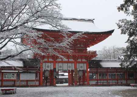 雪が舞う楼門（世界文化遺産／下鴨神社）