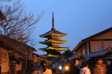 京都・東山花灯路　八坂の塔