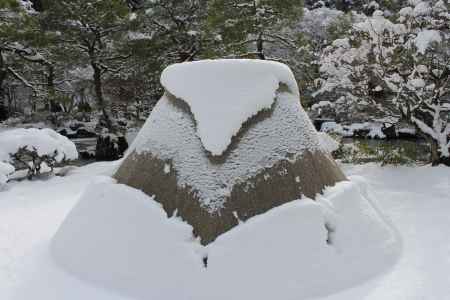 雪を羽織った向月台