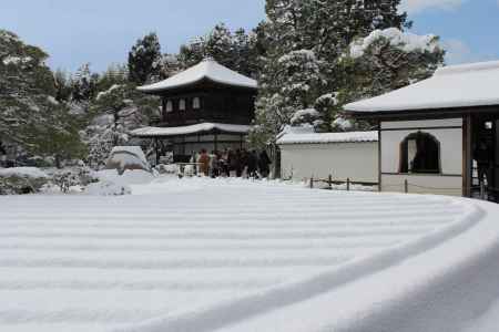 雪に覆われた銀閣寺庭園