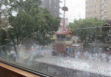 大雨の中をゆく山鉾