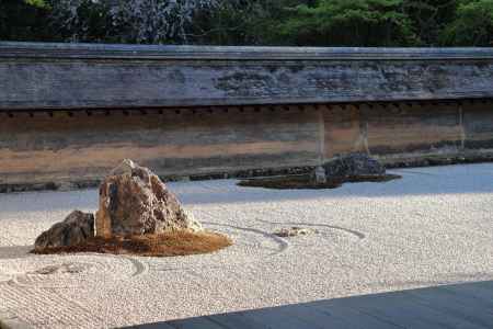 油土塀と夕陽に染まる石