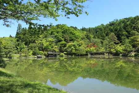 修学院離宮　浴龍池の水面に、新緑と快晴の空を写す