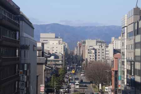 烏丸通りの奥に北山が