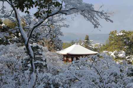 雪を被った観音殿（銀閣）