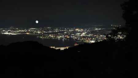 琵琶湖の夜景に浮かぶ満月