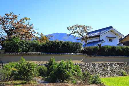 土塀に囲まれた岩倉の農家