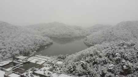 雪を羽織った国際会館庭園