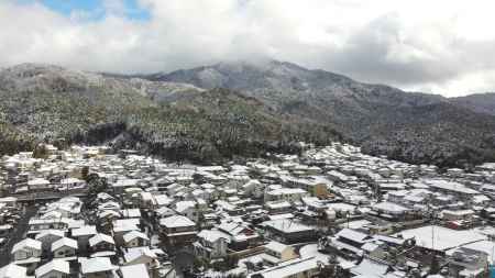 雪の岩倉の町並み