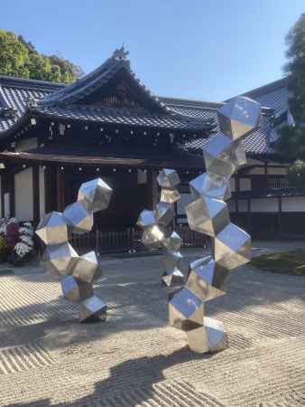 泉涌寺　本坊前のオブジェ