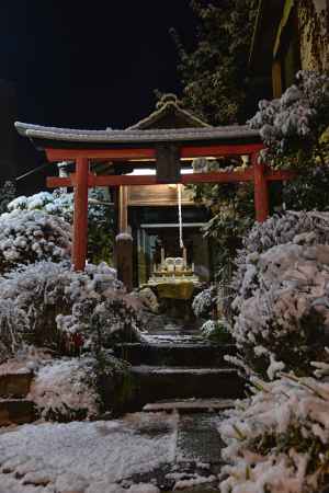 光盛大明神に雪が積もる