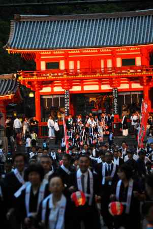 奉祝　令和元年　祇園祭1150年提灯行列　ぞくぞくと…