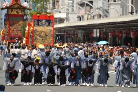 祇園祭　後祭り　2019　山鉾巡行  八坂神社に向って礼