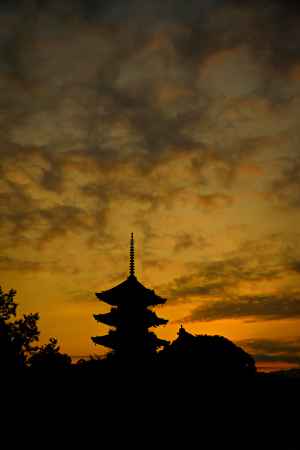 朝焼けの東寺