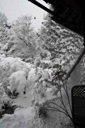 屋根から落ちる雪