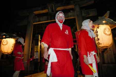 鳥居から現る