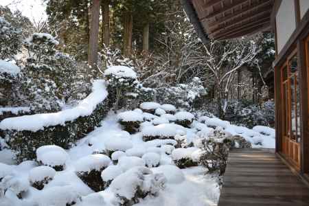 三千院　客殿と雪の庭園