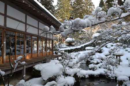 三千院　客殿と雪の庭園その２