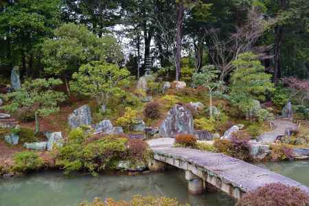 紫雲の庭　石橋と石組