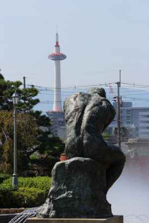 京都国立博物館より望む京都タワ－