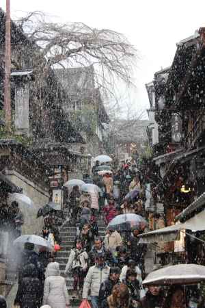 産寧坂の雪