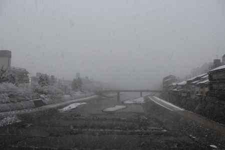 雪にけむる 四条大橋