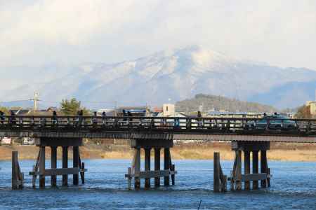 冬の渡月橋と比叡山