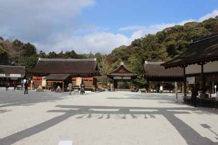 上賀茂神社 鳥居の影　