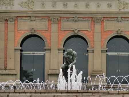 博物館と噴水