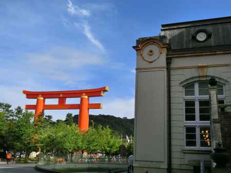 京都府立図書館と平安神宮大鳥居