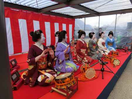 京都マラソン　京都府立植物園　舞妓さんの応援2