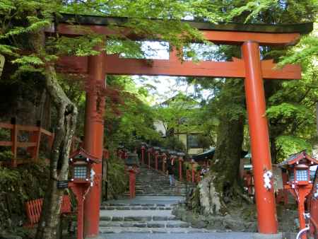 貴船神社参道の鳥居