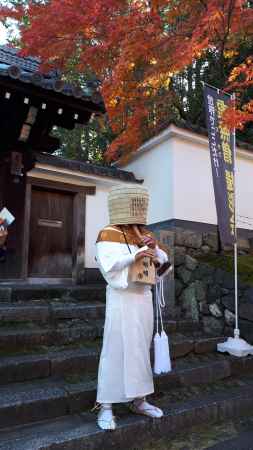 東福寺参道の虚無僧