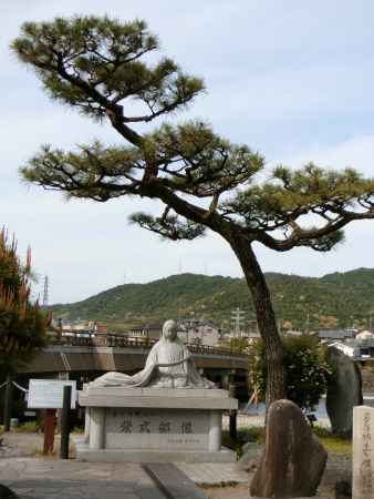 宇治橋と紫式部像