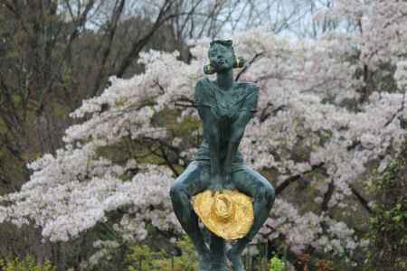 京都府立植物園春の花とブロンズ像