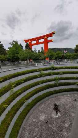 京都府立図書館と平安神宮大鳥居