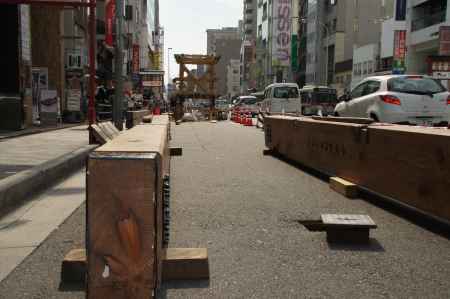 月鉾の車輪を支える太くて長い台座