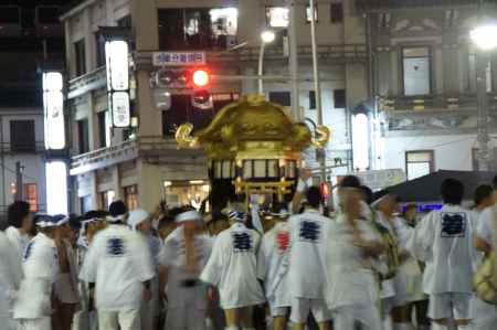 神輿洗い式に向かう、神輿