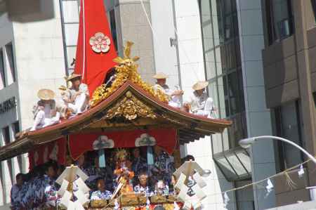 長刀鉾の稚児による注連縄切り②