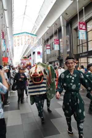 花傘巡行　銀獅子