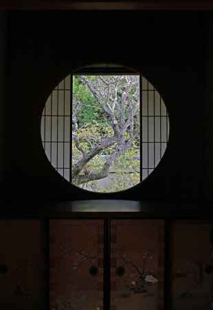 雲龍院の書院の「悟りの窓」