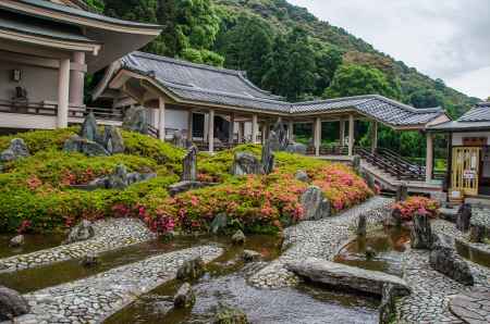 松尾大社は松風三苑の一つ曲水の庭を入り口から見た全景