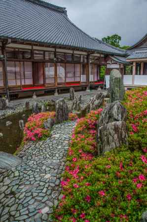 松尾大社は松風苑三庭の一つ、曲水の庭に配置された巨石と皐月の花