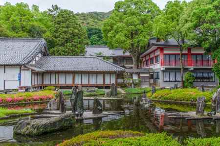 松尾大社は松風苑三庭の一つ、蓬莱の庭を南から北に向かって見たところ