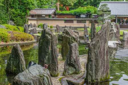 松尾大社は松風苑三庭の一つ、蓬莱の庭の巨石群