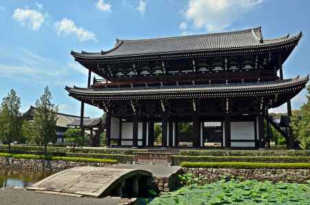 東福寺三門の南面を思遠池越しに