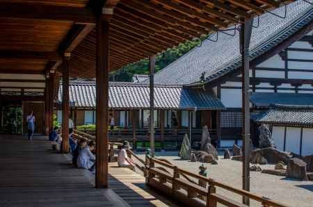 東福寺方丈縁側の奥から南庭を振り返る