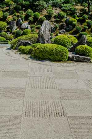 東福寺開山堂に通じる参道の左側にも庭を見る